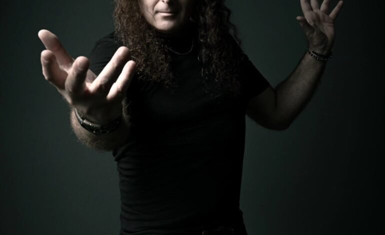 O vocalista Fabio Lione deixará a banda Angra no dia
