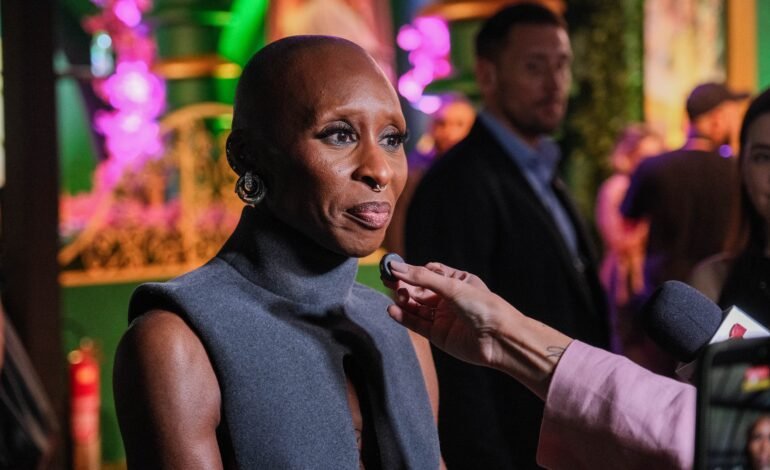 O chapéu de bruxa, símbolo popular associado à feitiçaria, t