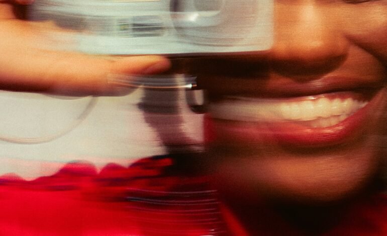 A cantora e compositora Mahmundi lançou o álbum