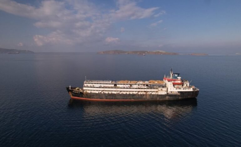 Um navio uruguaio que transportava cerca de 3