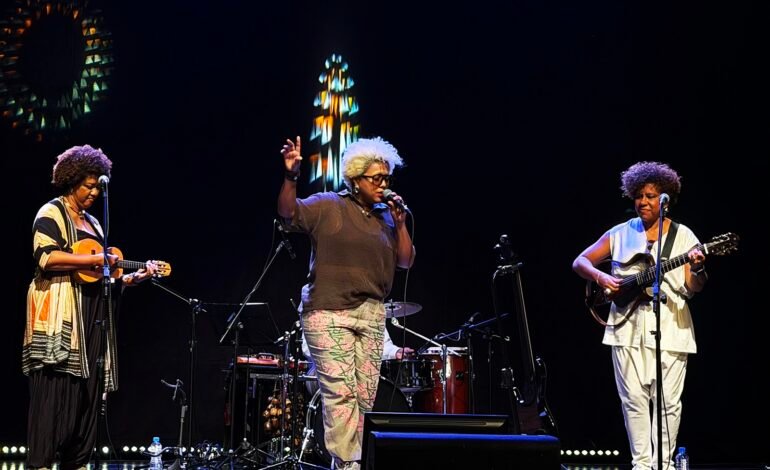 Nilze Carvalho (à esquerda) e Ana Costa (à direita) recebem