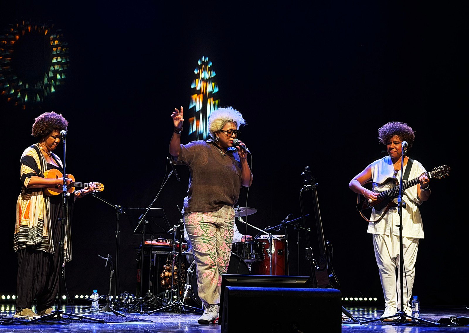 Nilze Carvalho (à esquerda) e Ana Costa (à direita) recebem