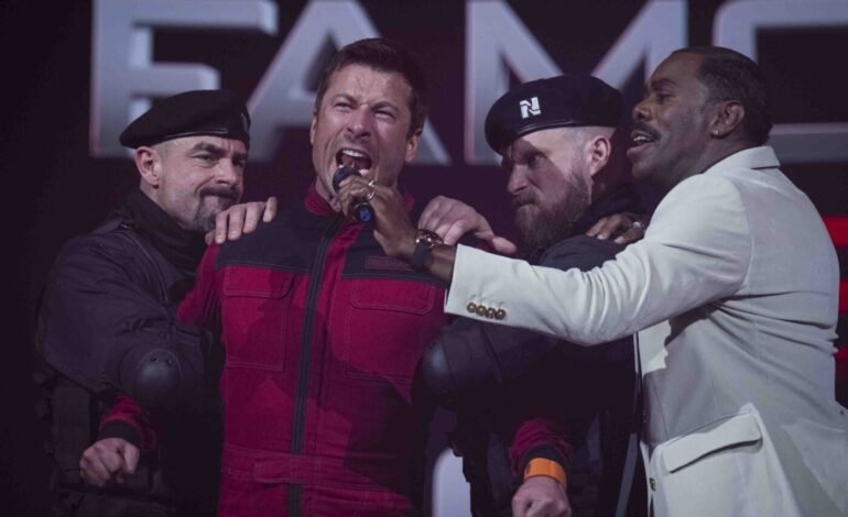 O ator Glen Powell interpreta Arnold Schwarzenegger no