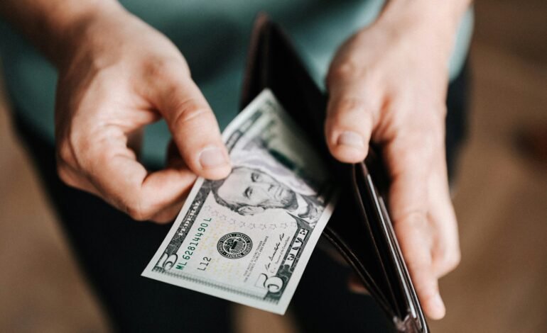 O dólar abriu em queda nesta quarta-feira (12)