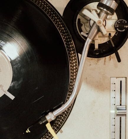 O cantor e compositor Johnny Hooker grava um