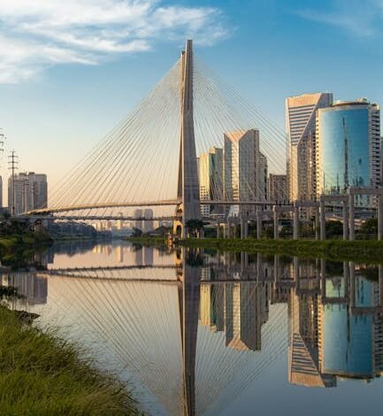 O cantor mineiro Felipe de Oliveira lança nesta