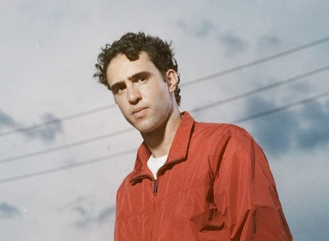 Zeca Veloso lança o primeiro álbum solo, *Boas