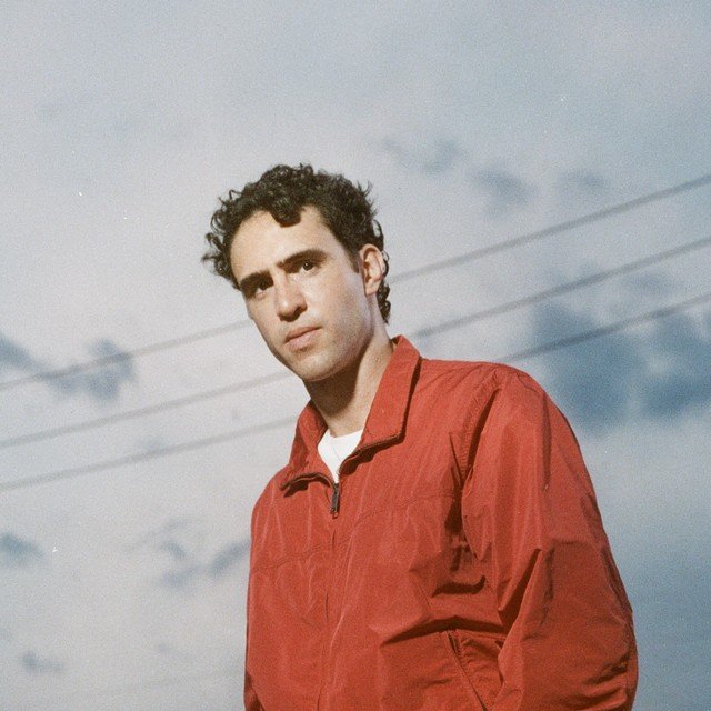 Zeca Veloso lança o primeiro álbum solo, *Boas