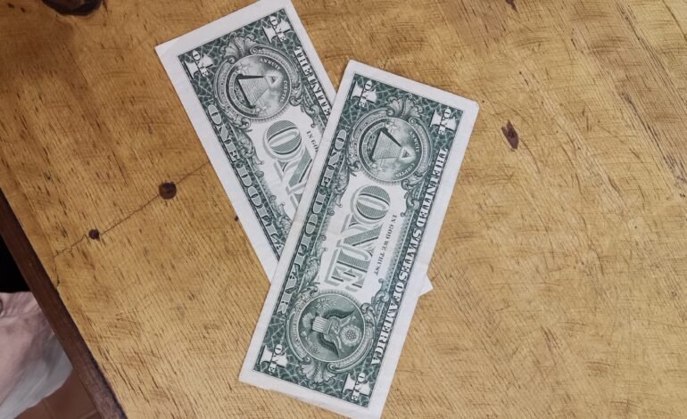 Entenda o que faz o preço do dólar