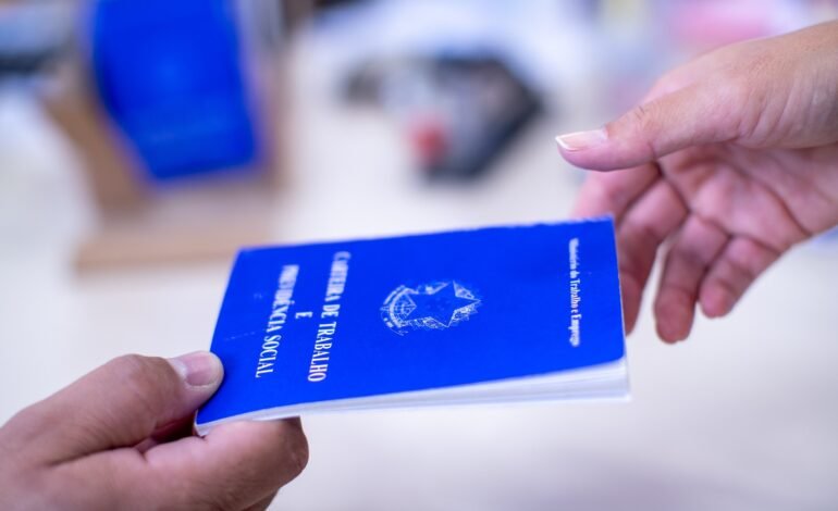 A taxa de desemprego no Brasil ficou em 5,2% no