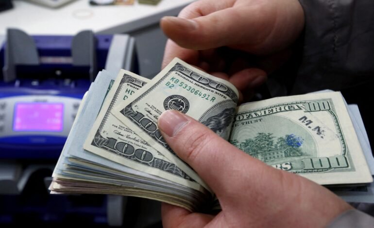 O dólar registrou alta de 0,59% nesta segunda-feira