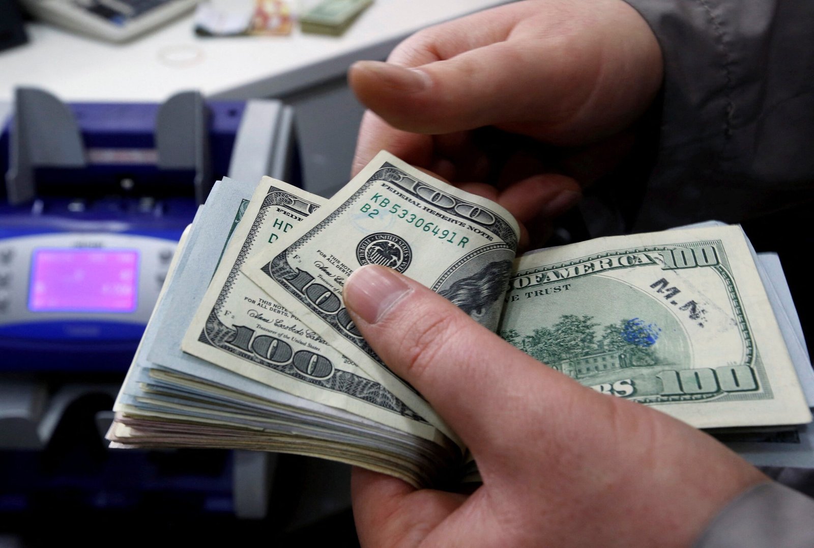 O dólar registrou alta de 0,59% nesta segunda-feira