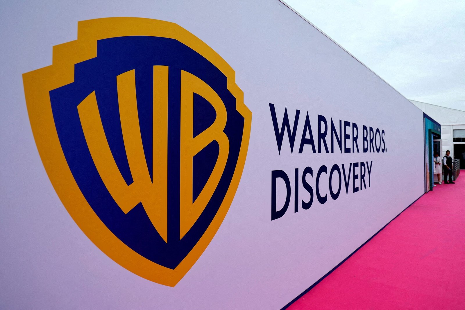 Netflix fecha acordo para compra da warner bros. Discovery e