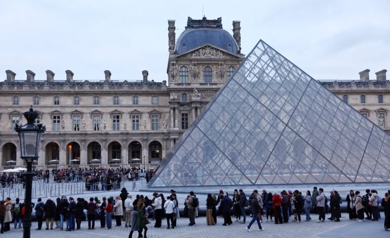 Museu do louvre reabre parcialmente em meio a greve de funci