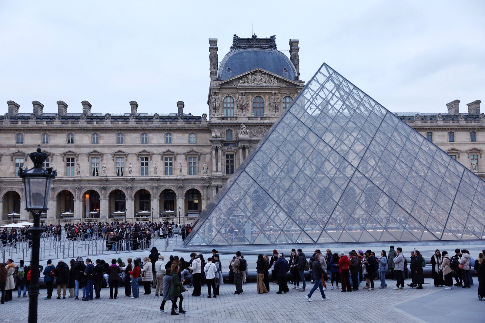 Museu do louvre reabre parcialmente em meio a greve de funci