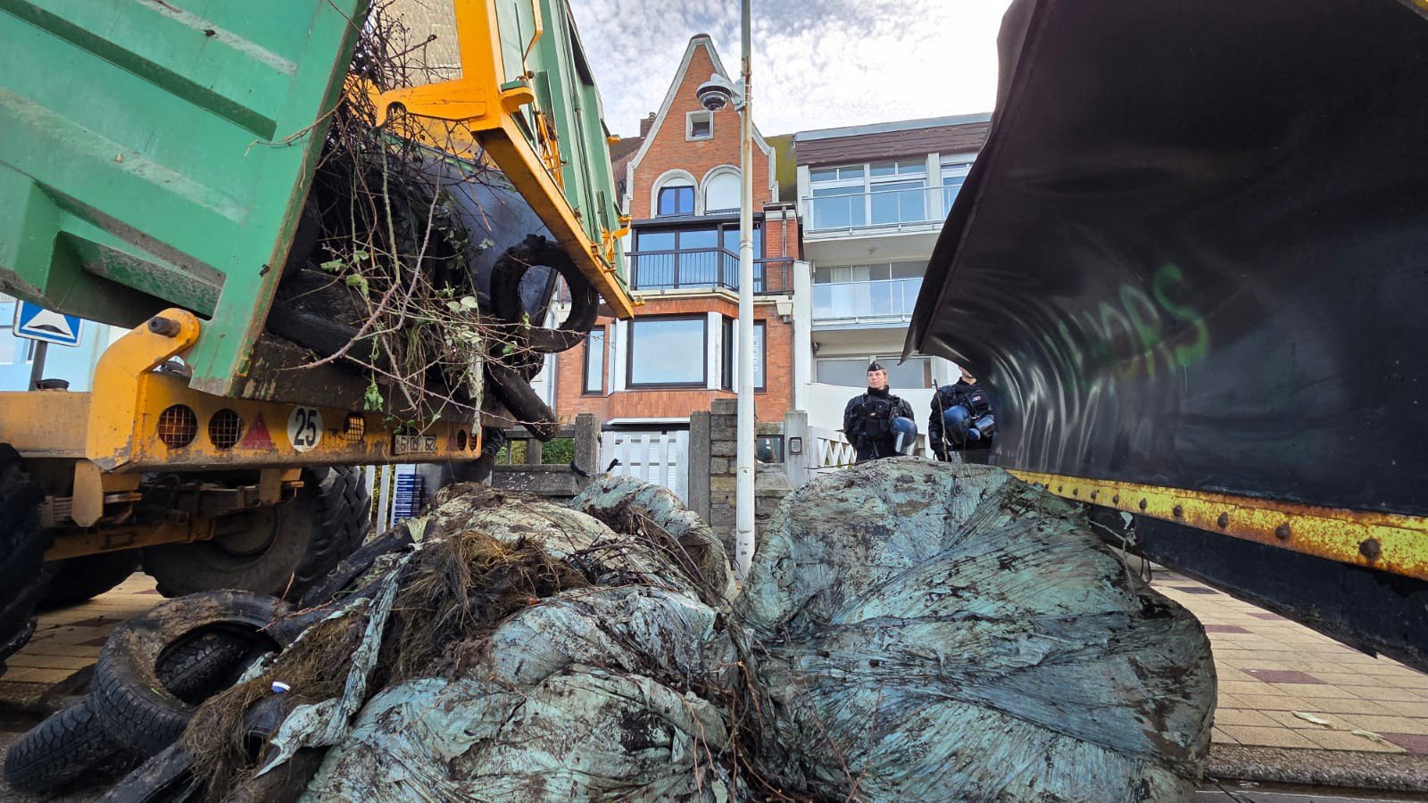 Dezenas de agricultores franceses protestaram na sexta-feira