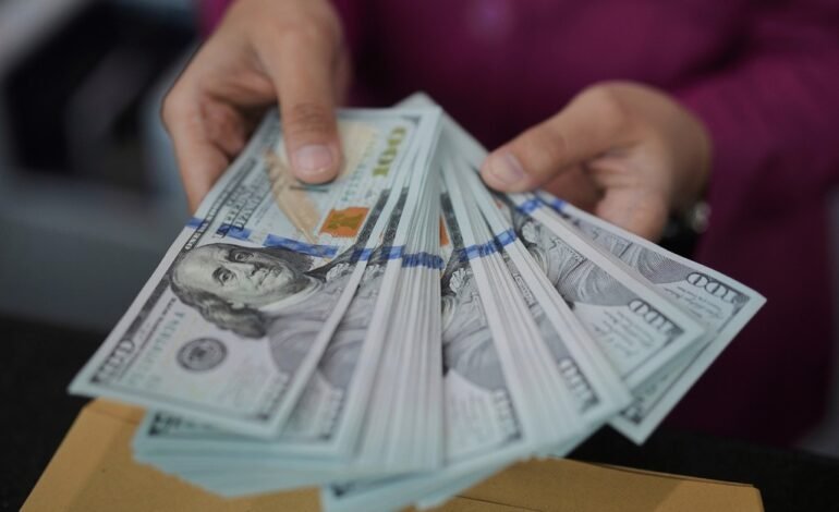 Dólar recua frente ao real nesta quarta com foco em dados de