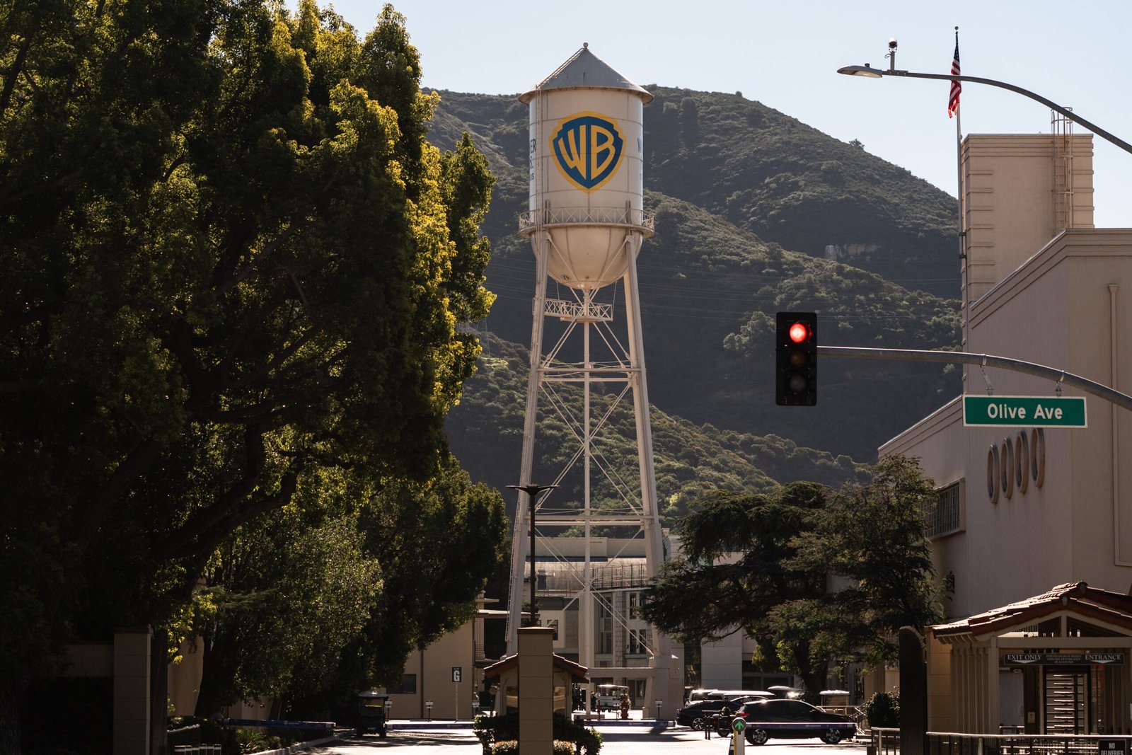 Paramount e netflix disputam compra da warner bros. Discover