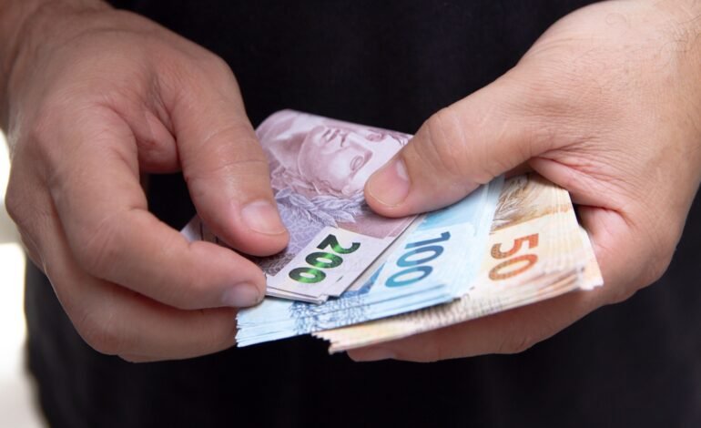 O salário mínimo nacional será reajustado para R$