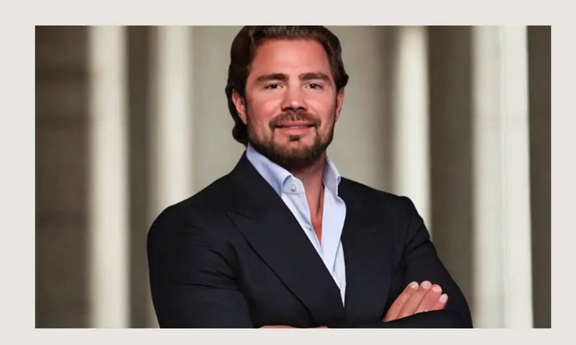 Daniel Vorcaro chega a Brasília para depoimento O dono do