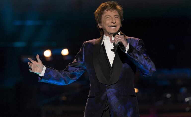 O cantor Barry Manilow anunciou nesta segunda-feira (22)