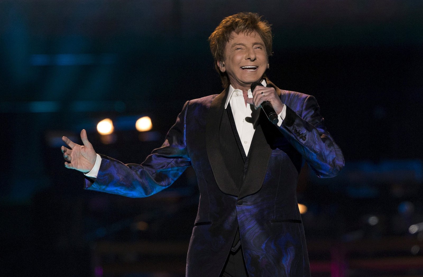 O cantor Barry Manilow anunciou nesta segunda-feira (22)