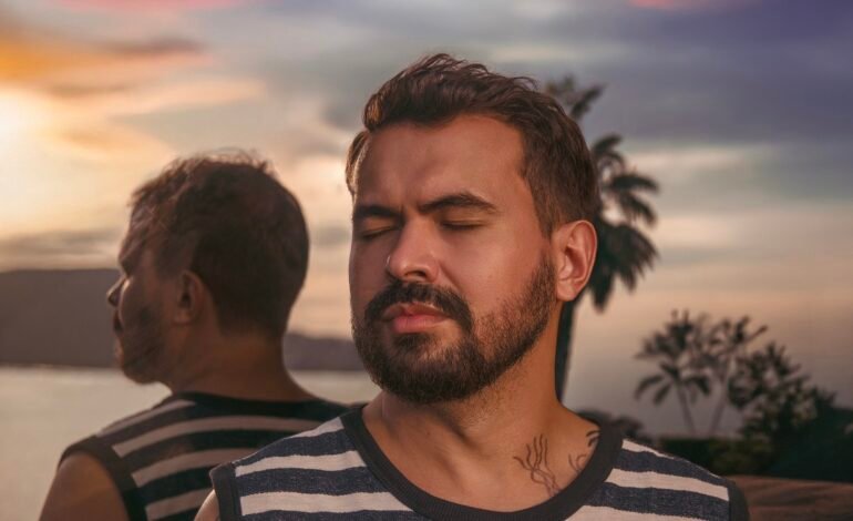 O cantor, compositor e violeiro mineiro Bemti lança