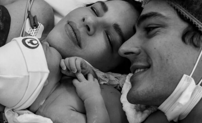 A atriz Mariana Rios anunciou o nascimento do