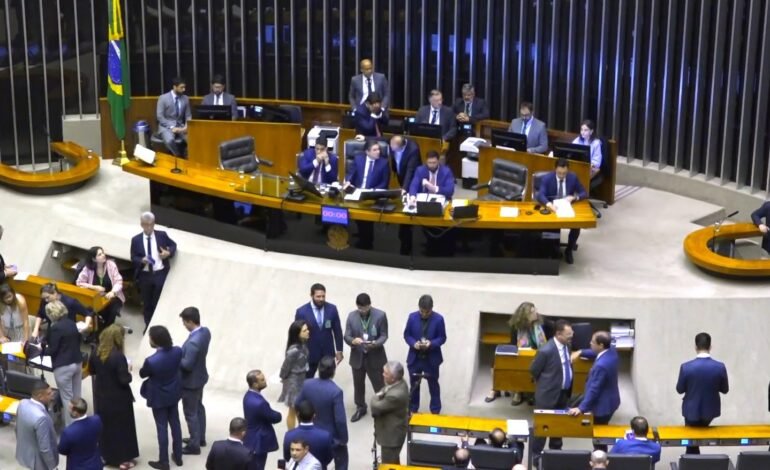 A Câmara dos Deputados aprovou nesta segunda-feira (15)