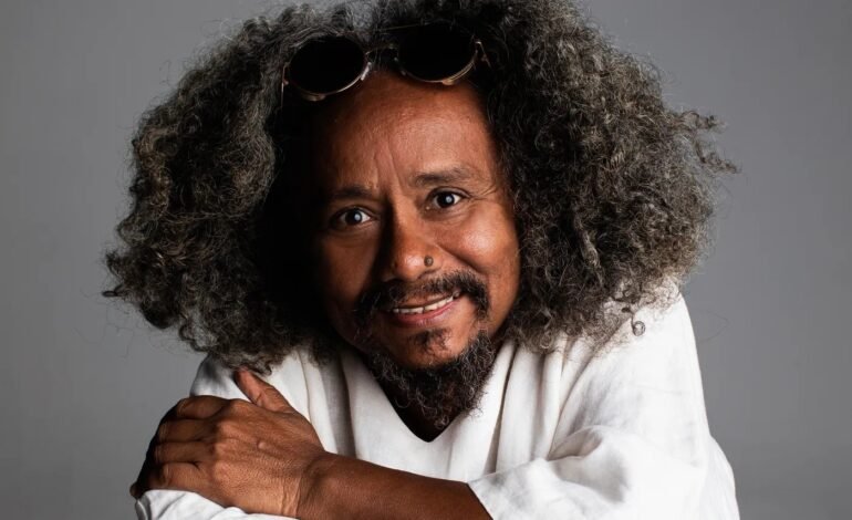 O cantor e compositor Chico César iniciará a