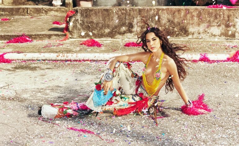 A cantora Marina Sena lançou nesta quinta-feira (18)