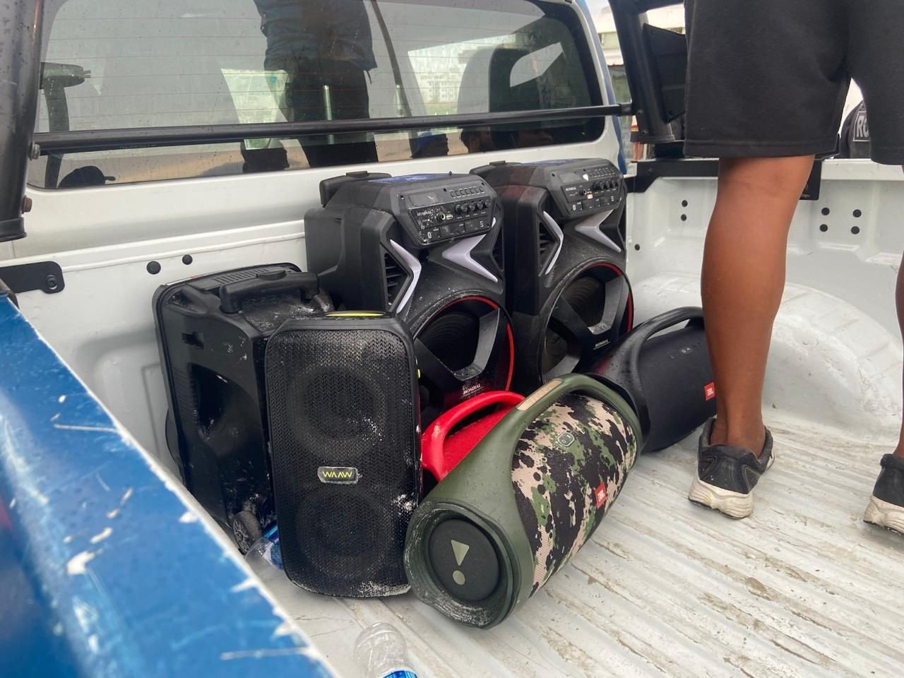 Levar caixa de som para a praia pode resultar em