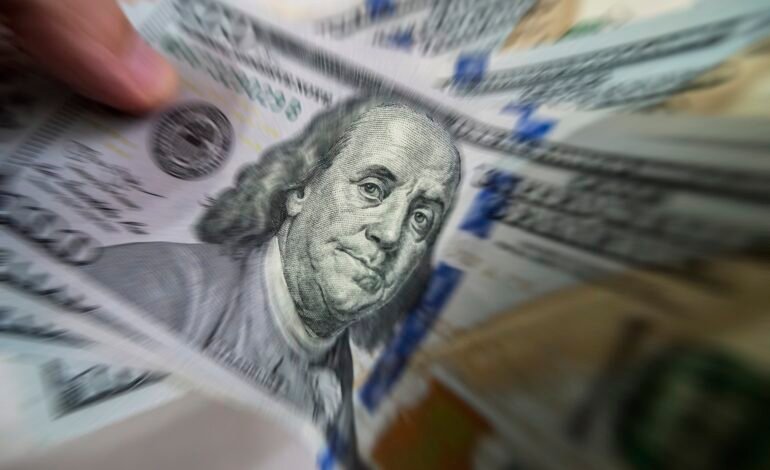 O dólar abriu a sessão desta quarta-feira (10) em queda