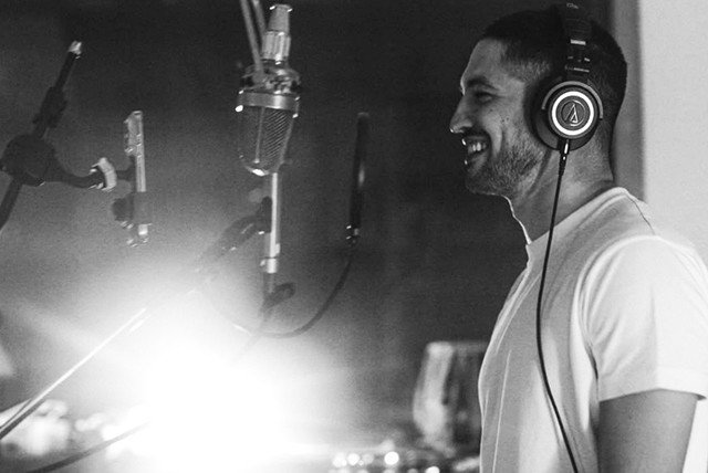 O ator Gabriel Leone confirmou o início da carreira como