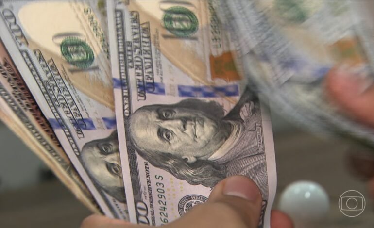 O dólar iniciou a sexta-feira (12) em alta, subindo 0,14%