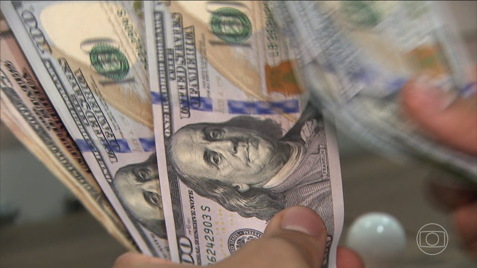 O dólar iniciou a sexta-feira (12) em alta, subindo 0,14%