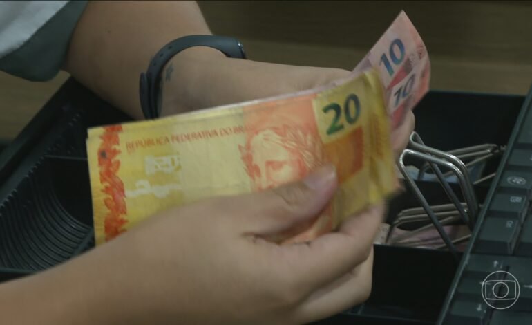 O governo federal oficializou o reajuste do salário