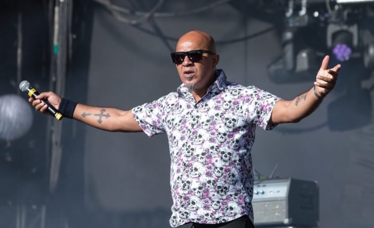 O cantor e guitarrista Clemente Tadeu Nascimento, das