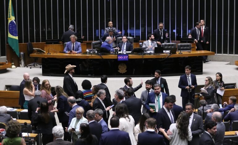 A Câmara dos Deputados aprovou nesta segunda-feira (15)