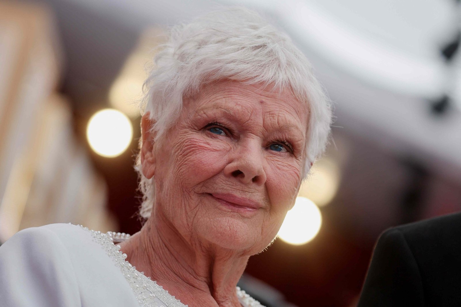 A atriz britânica Judi Dench defendeu o produtor