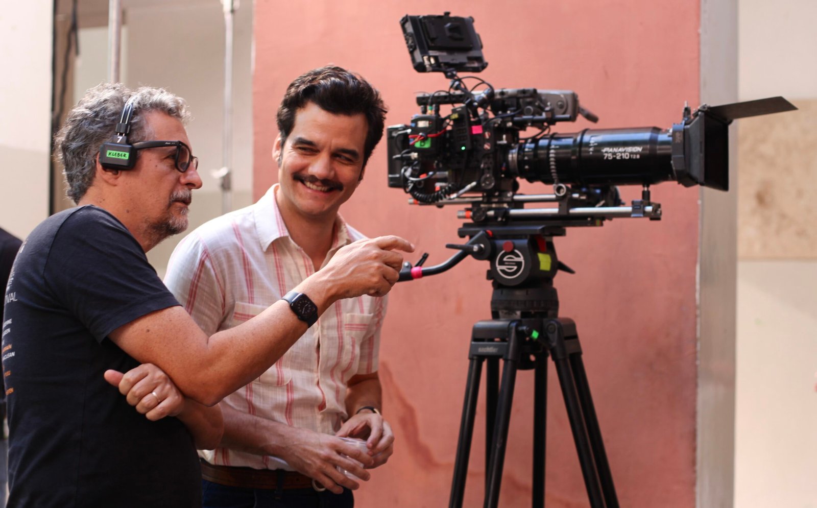 Wagner moura e kleber mendonça filho agradecem apoio brasile