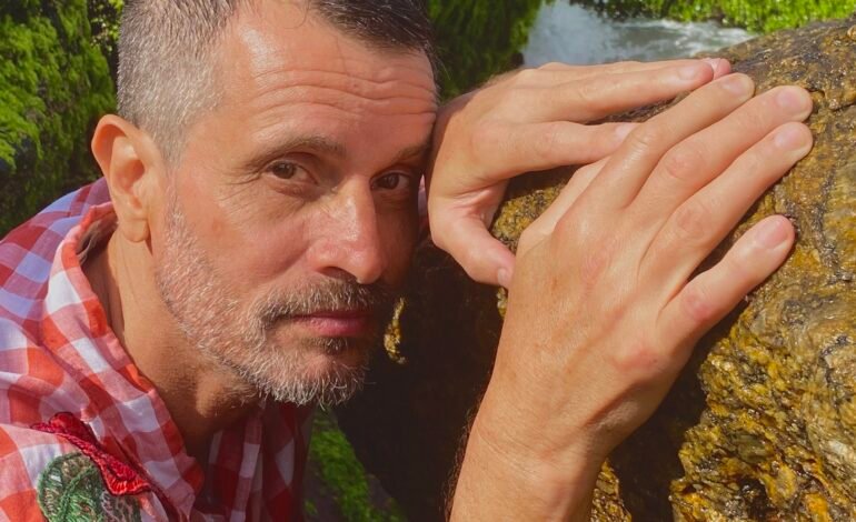 O cantor e compositor Leo Tomassini, vocalista da