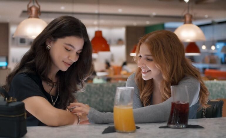 O casal formado por Lorena (Alanis Guillen) e