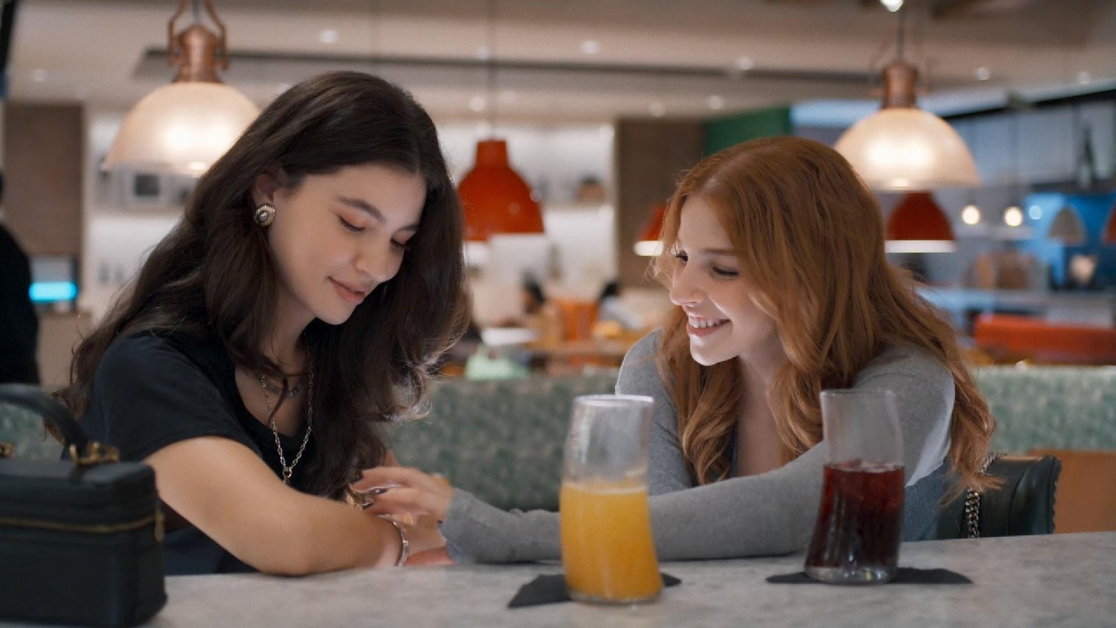 O casal formado por Lorena (Alanis Guillen) e