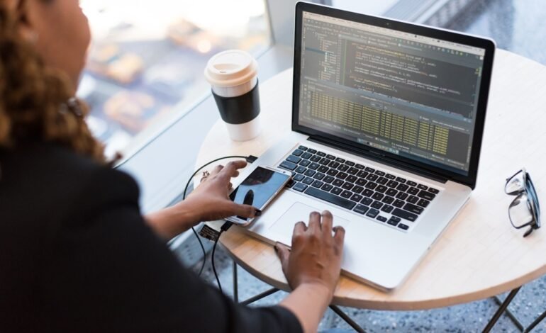 Mulheres têm mais barreiras e ganham menos que