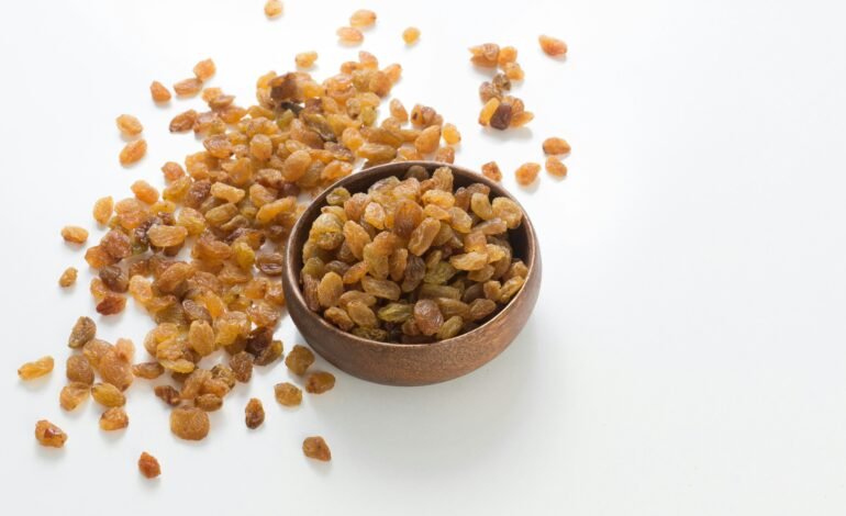 A uva-passa, presente em pratos tradicionais do Natal