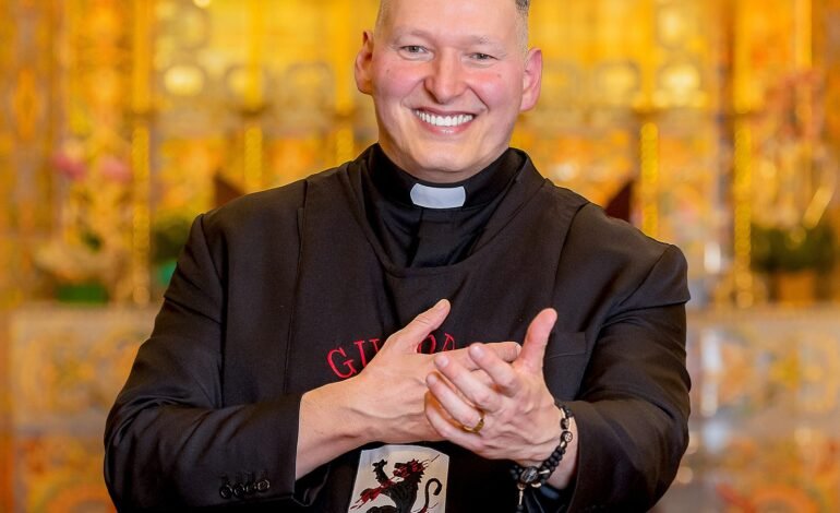 O padre Marcelo Rossi lançou nesta segunda-feira (9)