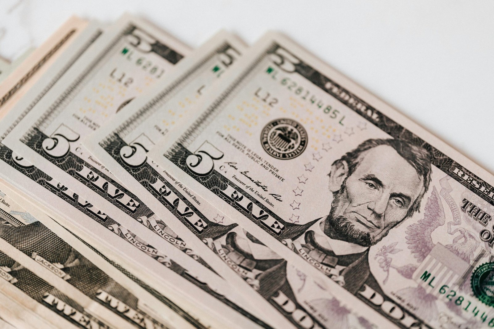 O dólar abriu a sessão desta segunda-feira (15) sob atenção