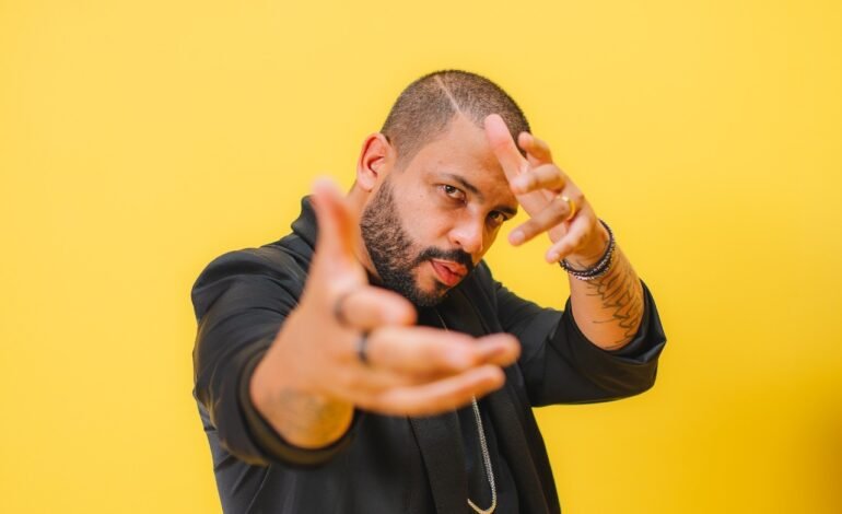 O cantor Projota foi entrevistado ao vivo no