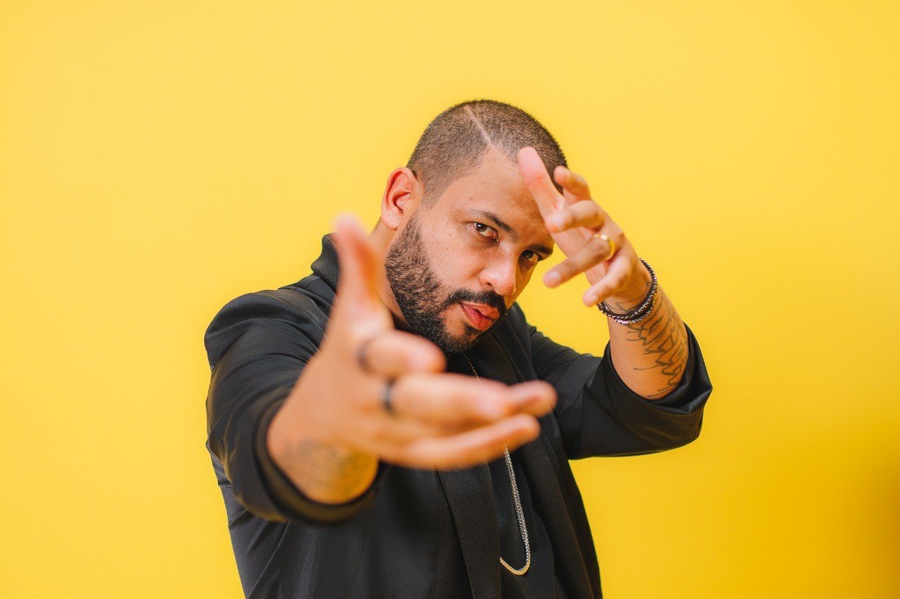 O cantor Projota foi entrevistado ao vivo no